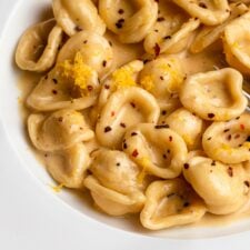 Creamy roast garlic and lemon pasta sauce-image